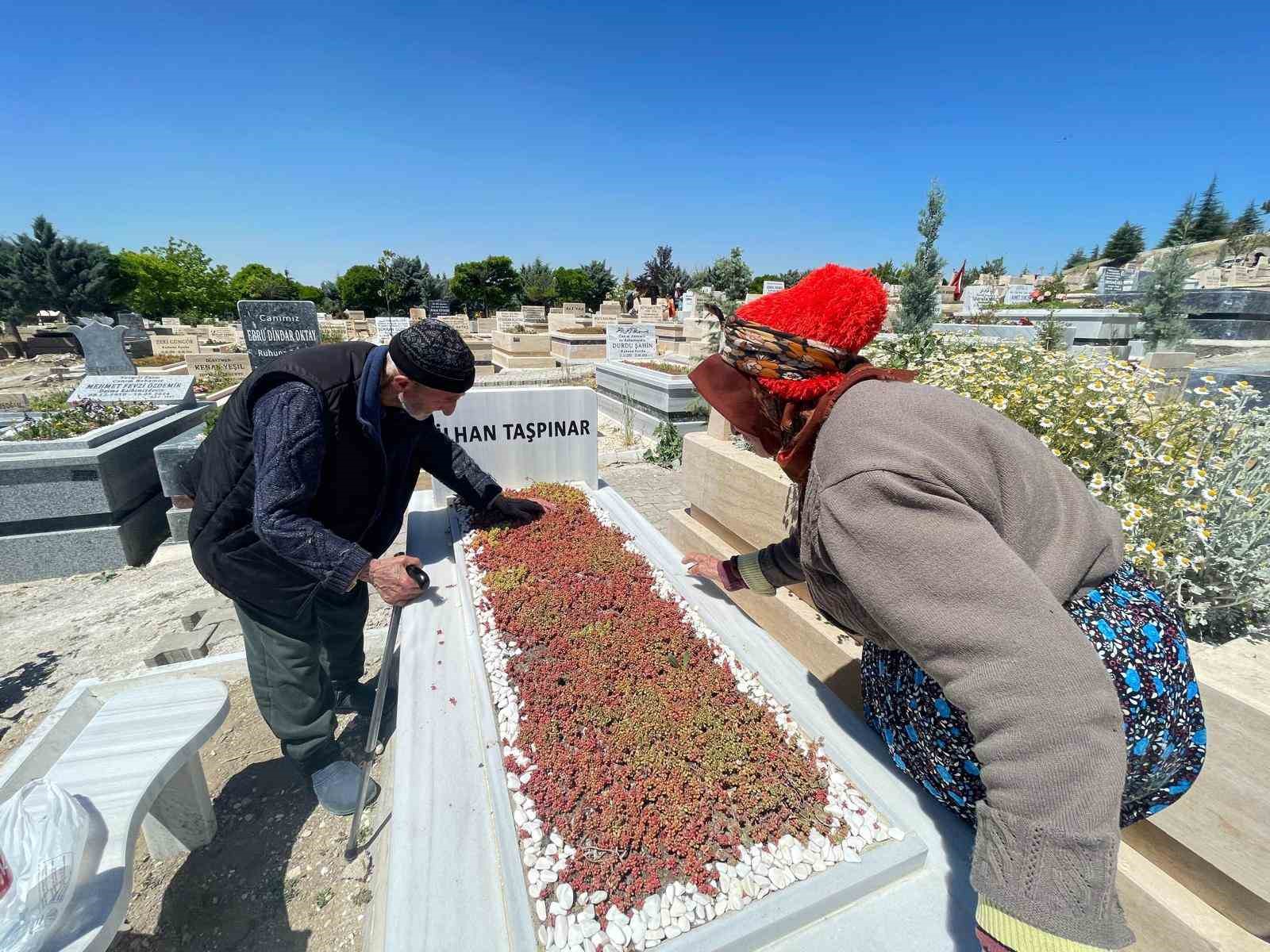 Evlatlarının mezarını ziyaret edemeyen yaşlı çifte Vali Yiğitbaşı çifte bayram yaşattı