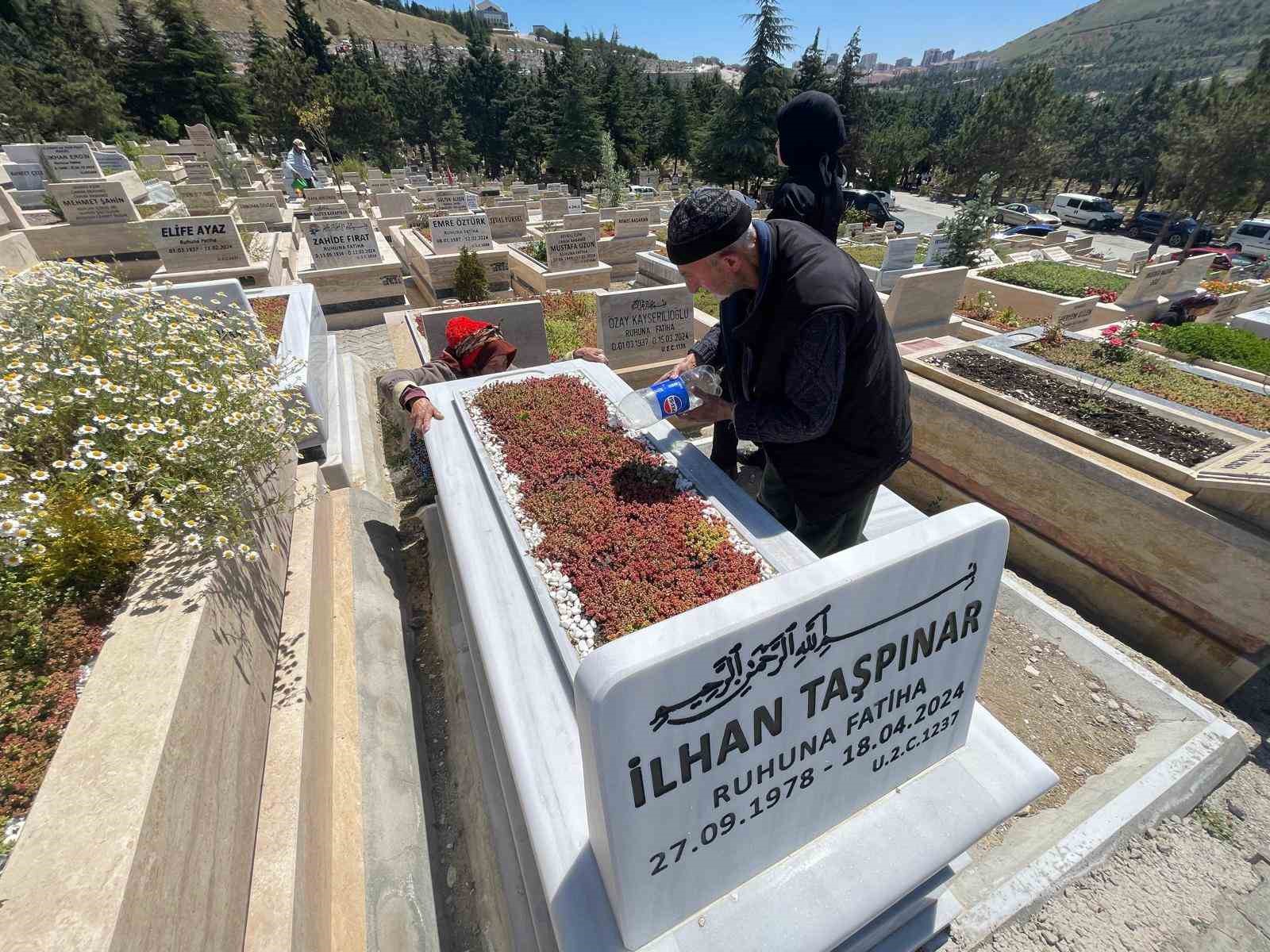 Evlatlarının mezarını ziyaret edemeyen yaşlı &ccedil;ifte Vali Yiğitbaşı &ccedil;ifte bayram yaşattı
