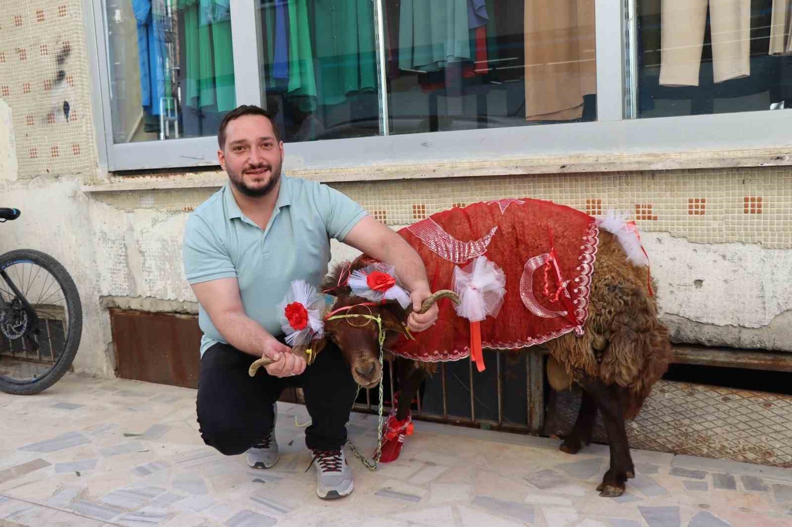 Erzurumlu damattan nişanlısına kurbanlık ko&ccedil; hediyesi
