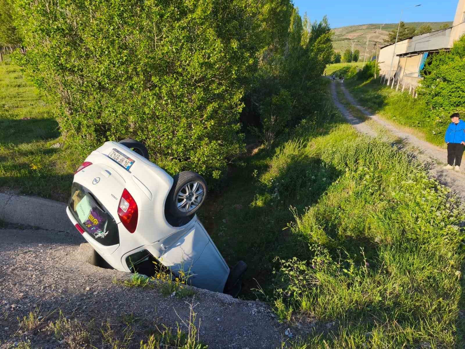 Sivas’ta su kanalına yuvarlanan otomobildeki 3 kişi yaralandı