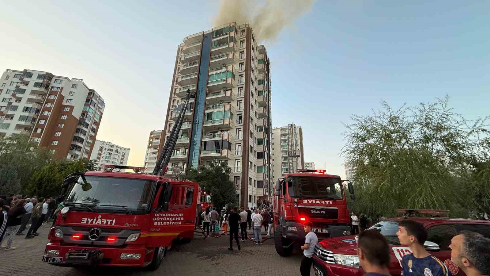 Diyarbakır’da 13 katlı apartmanda yangın: Mahsur kalanlar var
