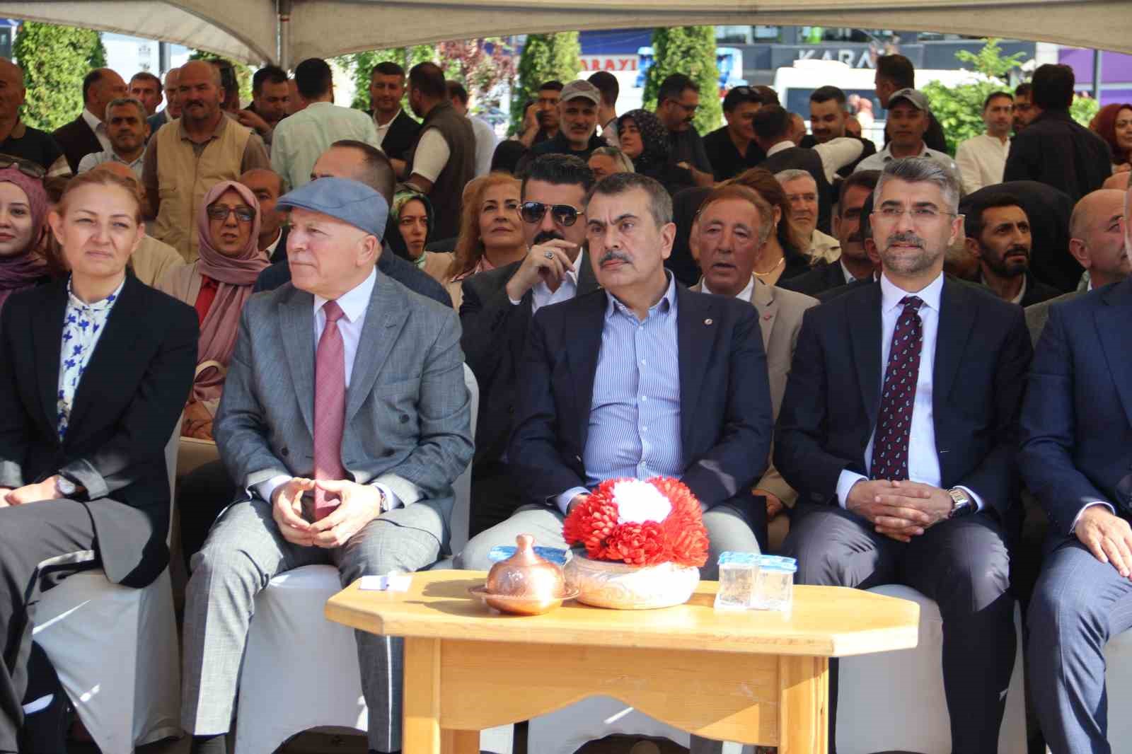 Milli Eğitim Bakanı Tekin: "Herkesin dinini, inancını özgürce yaşayabildiği bir ülke oluşturduk"

