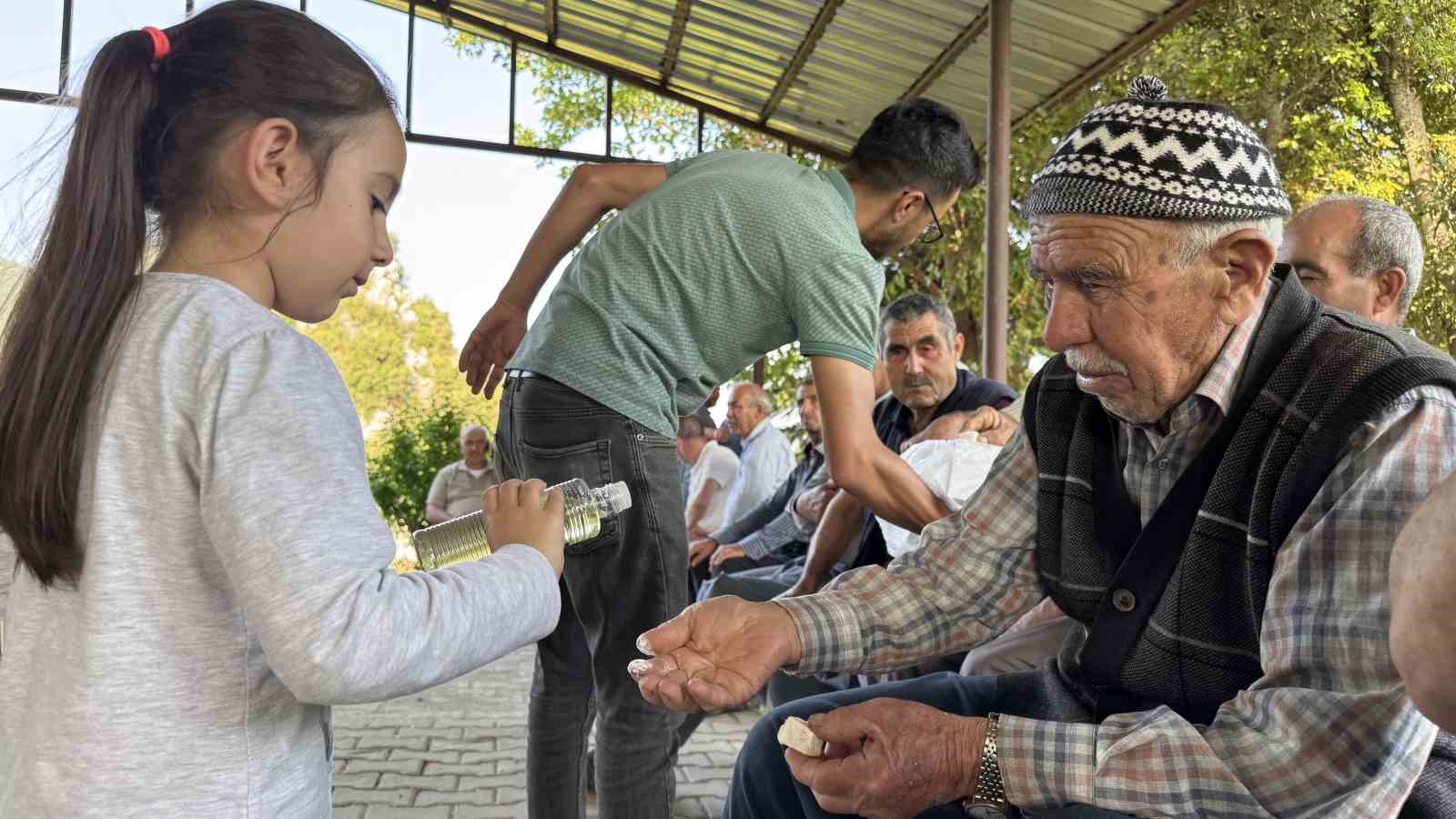 Ky sakinleri mezarlkta buluup dua etti
