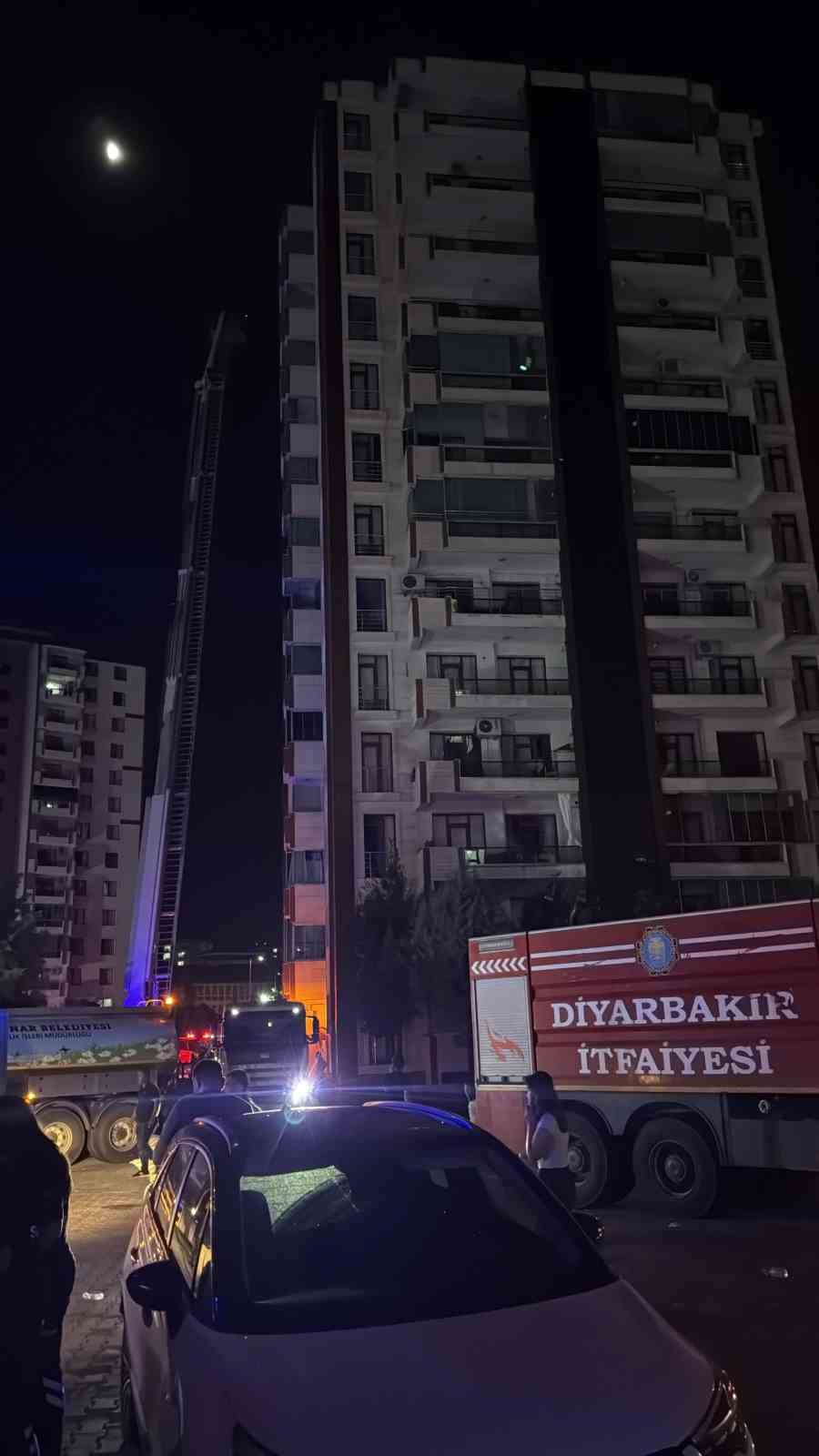 Diyarbakır&rsquo;da 13 katlı binada &ccedil;ıkan yangın s&ouml;nd&uuml;r&uuml;ld&uuml;, soğutma &ccedil;alışmaları s&uuml;r&uuml;yor
