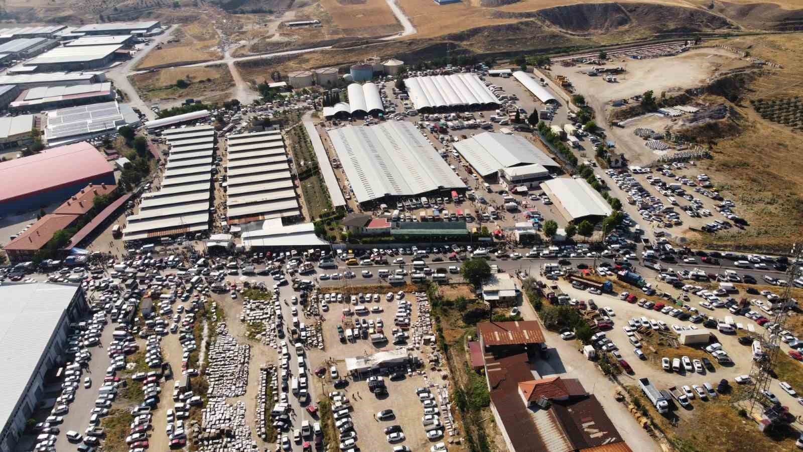 Denizli kurban pazarında arife yoğunluğu yaşandı