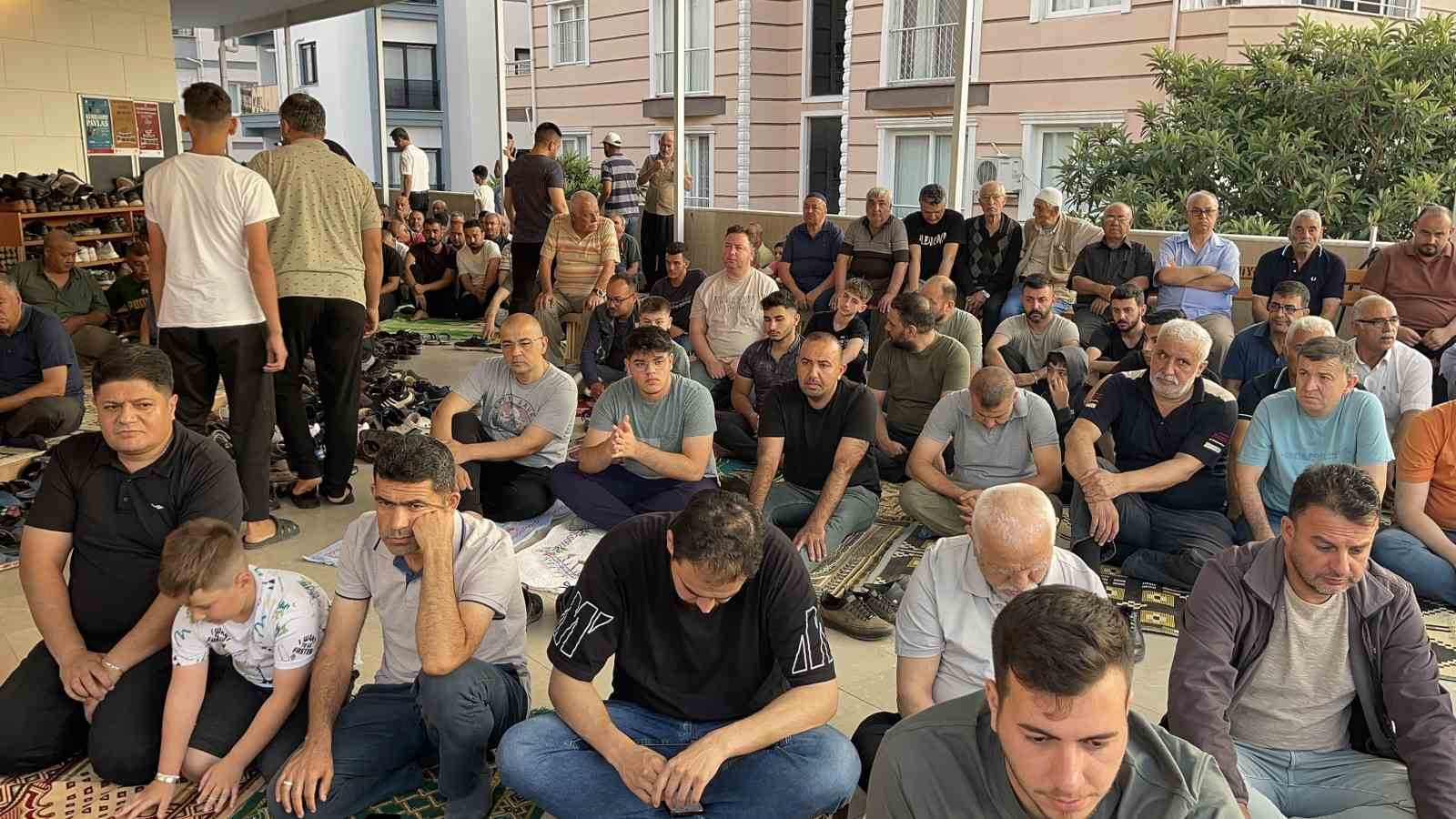 Osmaniye’de bayram namazında vatandaşlar camilere akın etti

