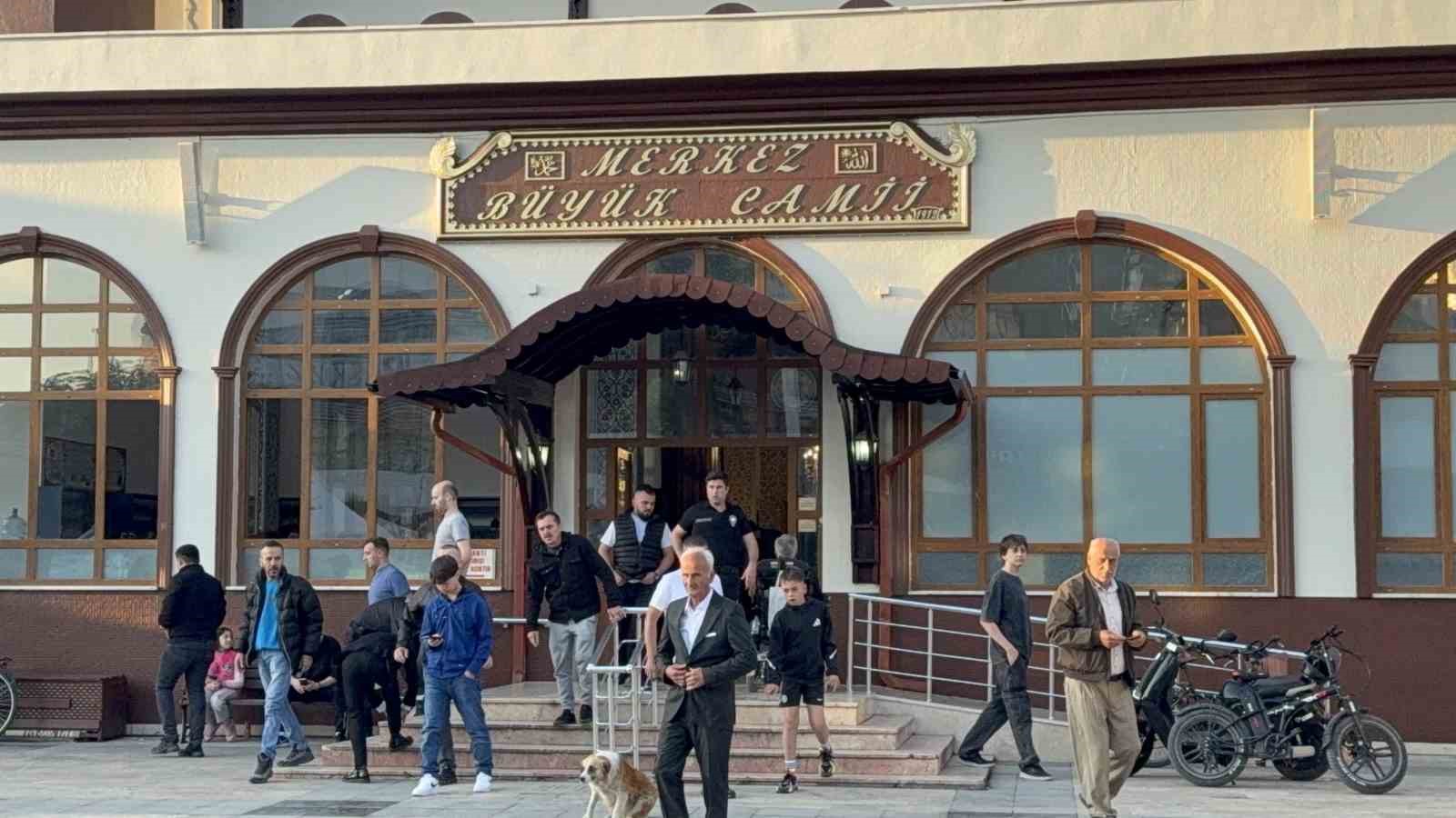 D&uuml;zce&rsquo;de bayram namazında camiler doldu
