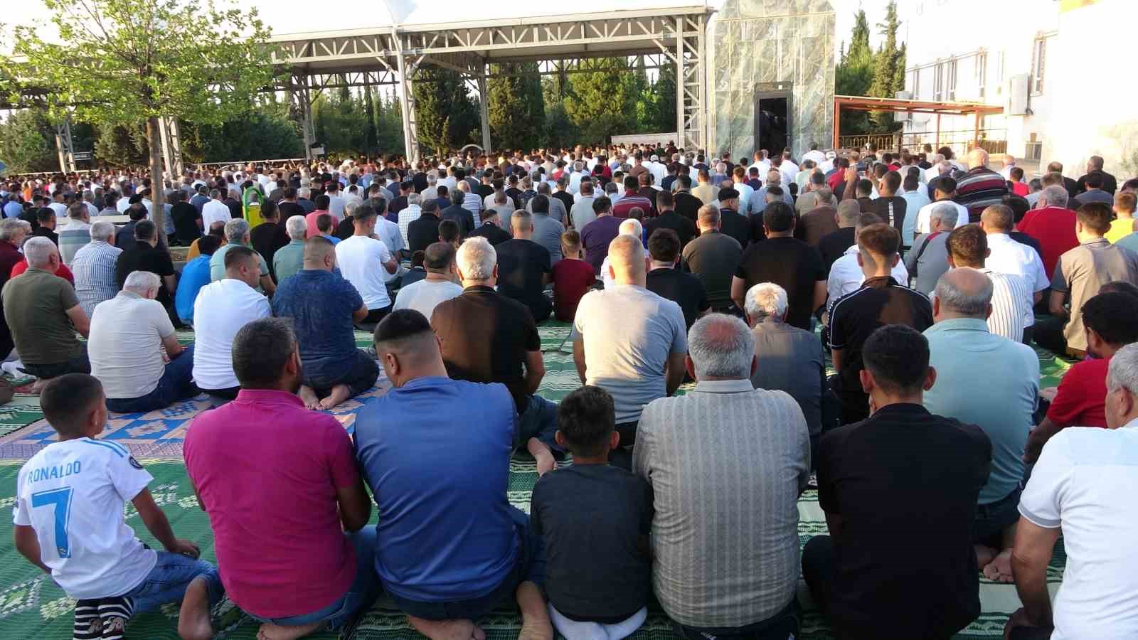 Adıyaman&rsquo;da binlerce kişi bayram namazı i&ccedil;in saf tuttu
