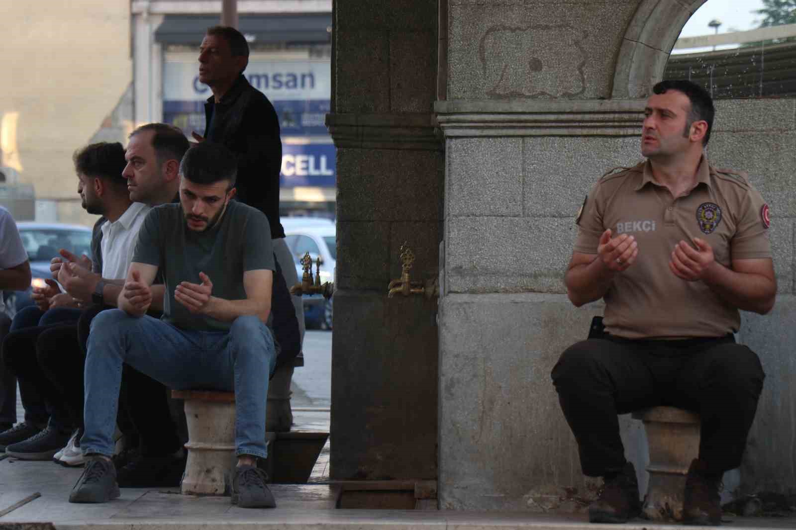 Sakarya ve Kocaeli’de vatandaşlar bayram namazı için camileri doldurdu