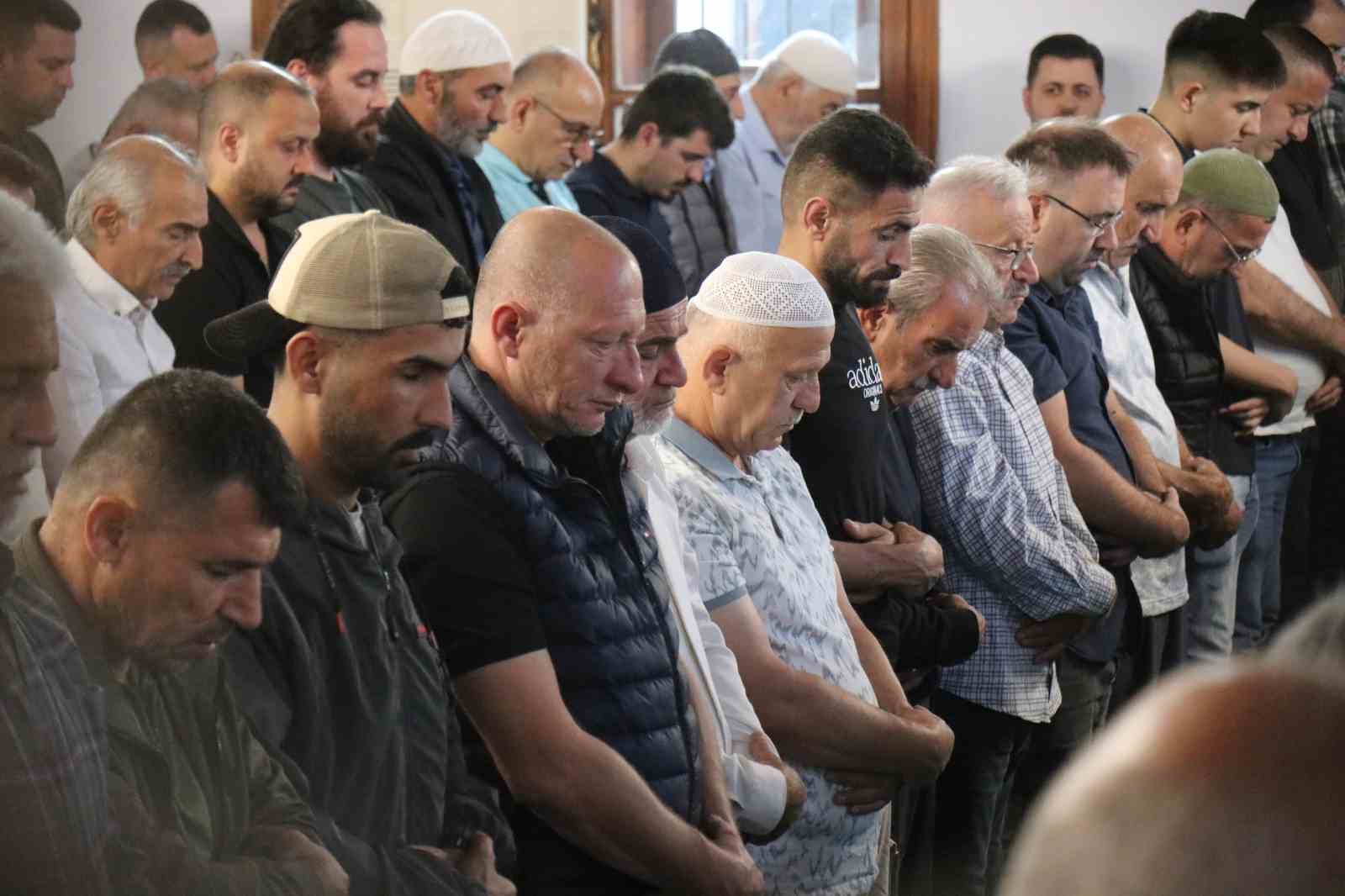 Sakarya ve Kocaeli’de vatandaşlar bayram namazı için camileri doldurdu
