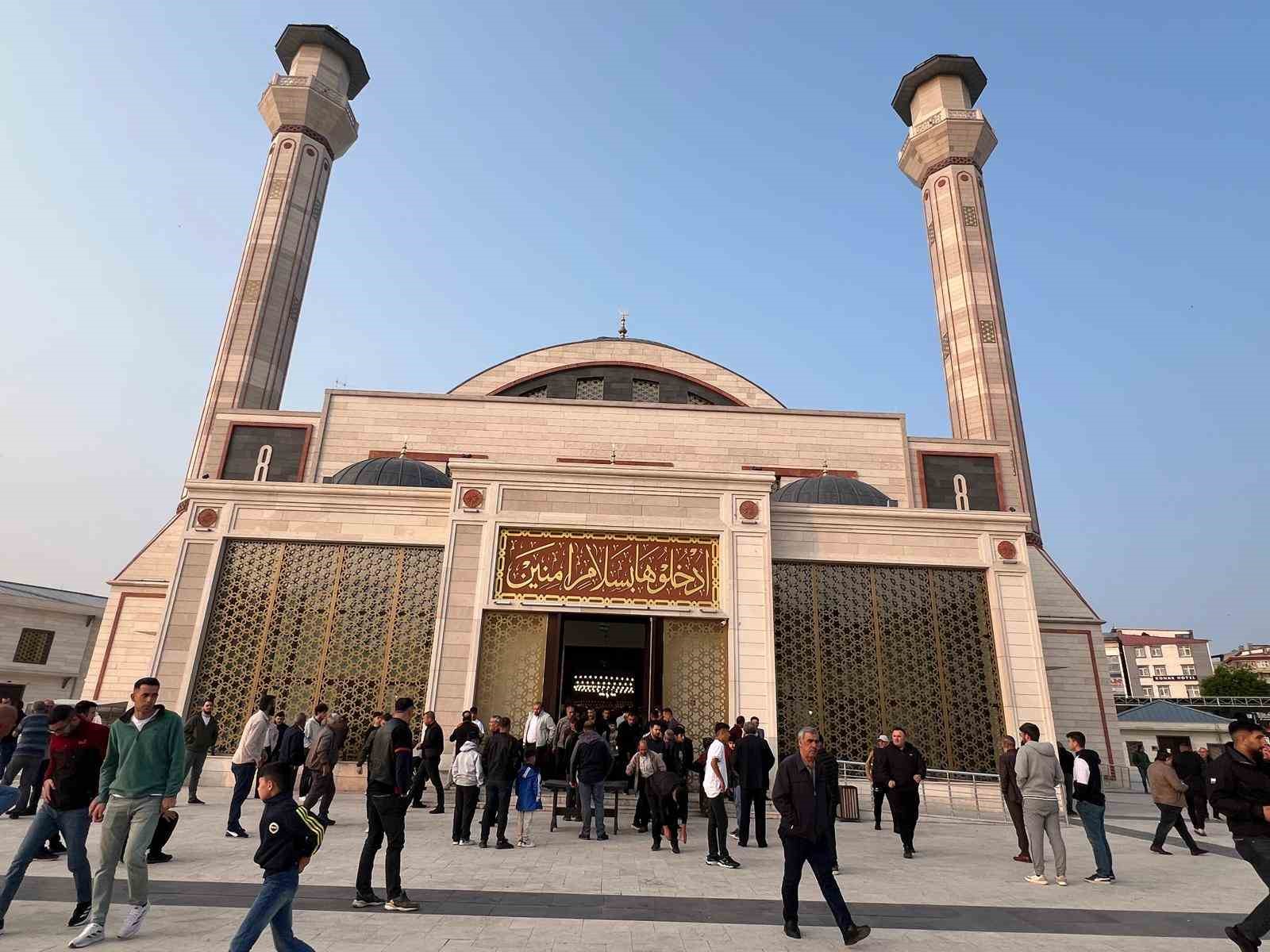 Kars’ta bayram namazında camiler doldu
