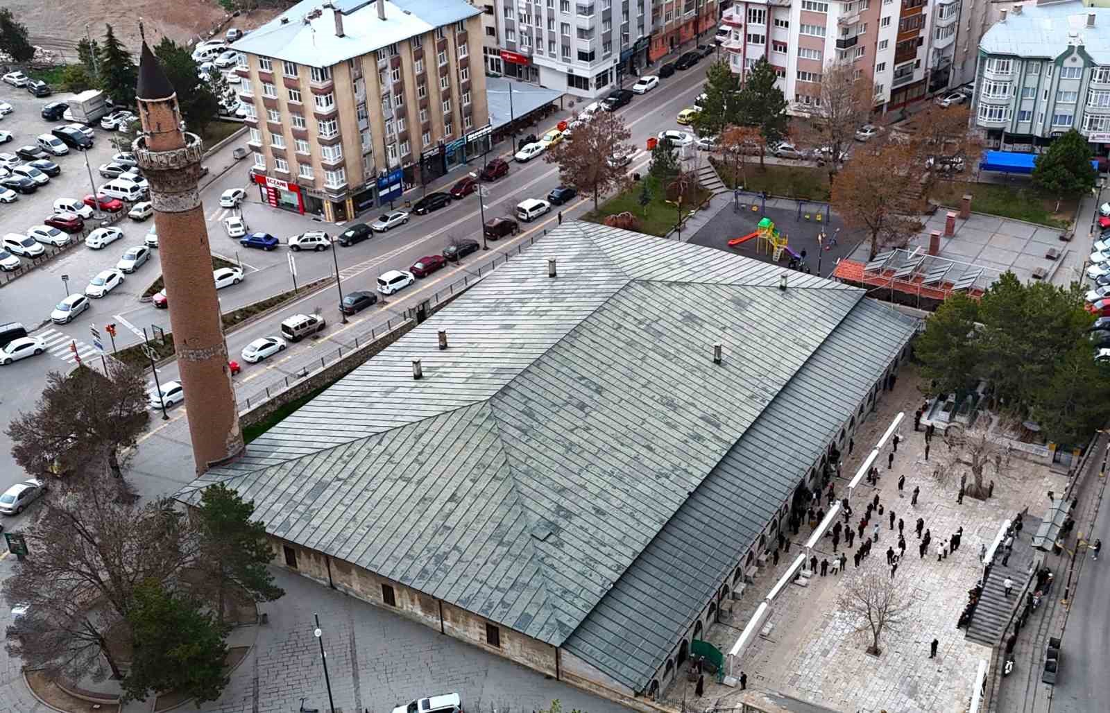 832 yıllık camide Kurban Bayramı namazı kılındı