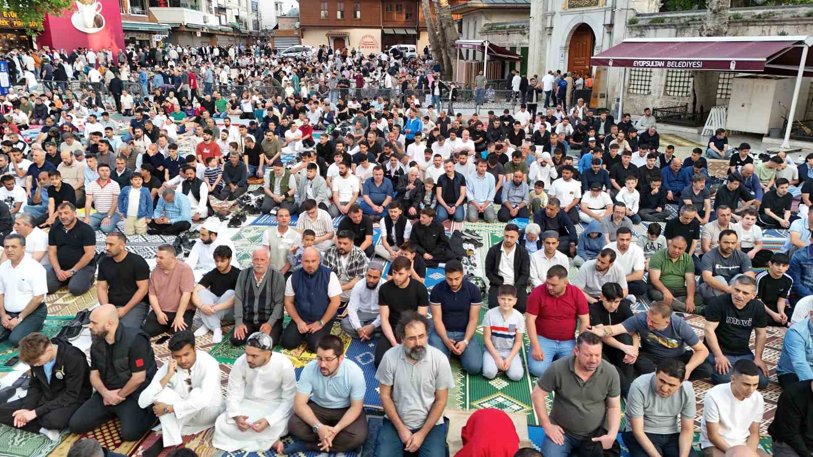 Eyüp Sultan Camiinde bayram namazı yoğunluğu
