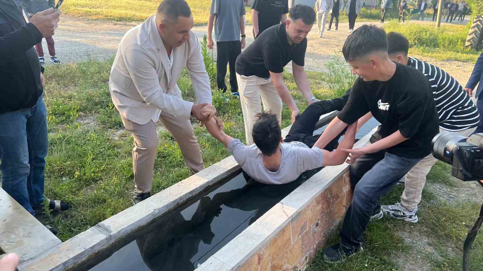 Bayram namazına gelmeyenleri buz gibi suda uyandırıyorlar
