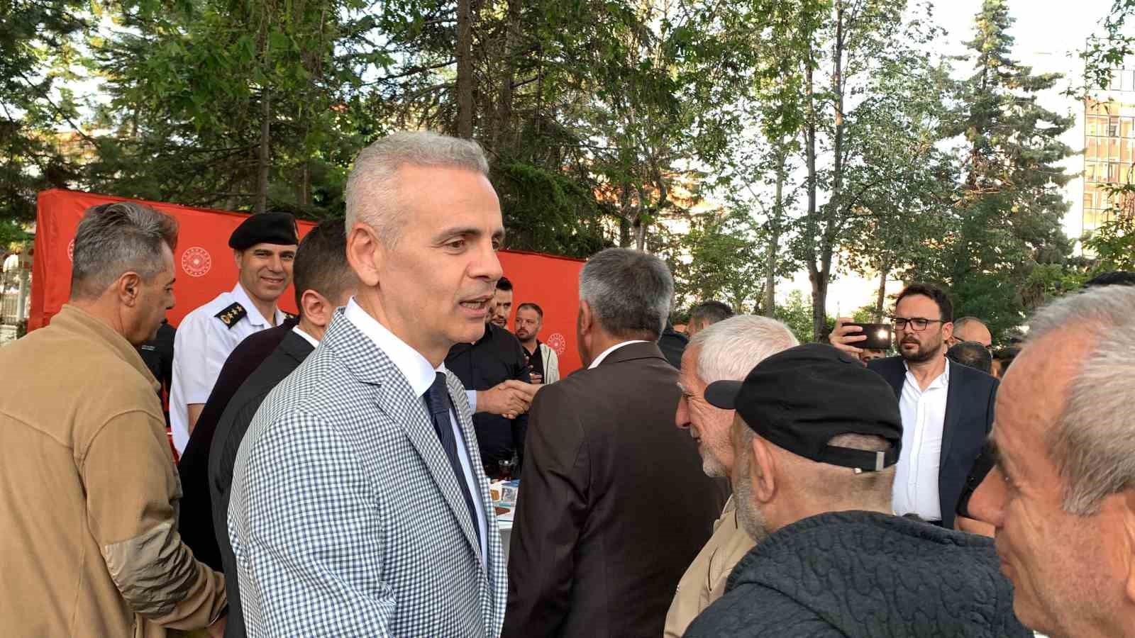 Karaman’da il protokolü vatandaşla bayramlaştı
