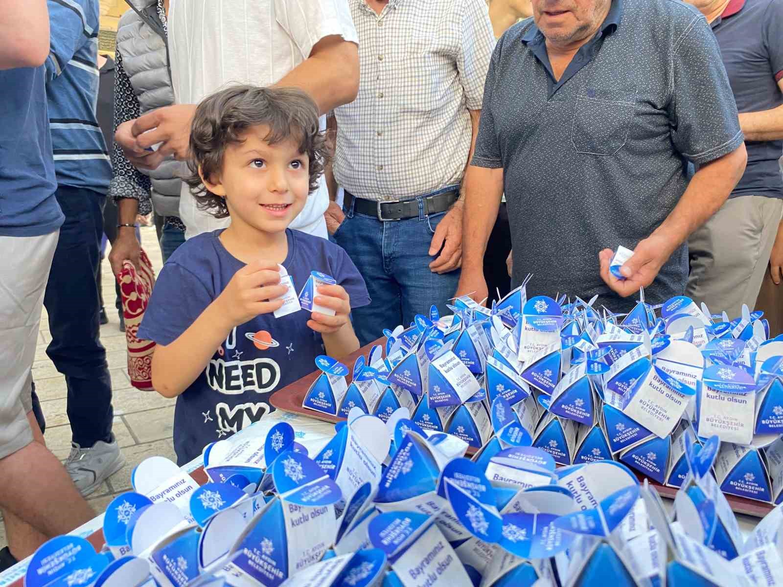 Büyükşehir Belediyesi vatandaşlarla bayramlaştı