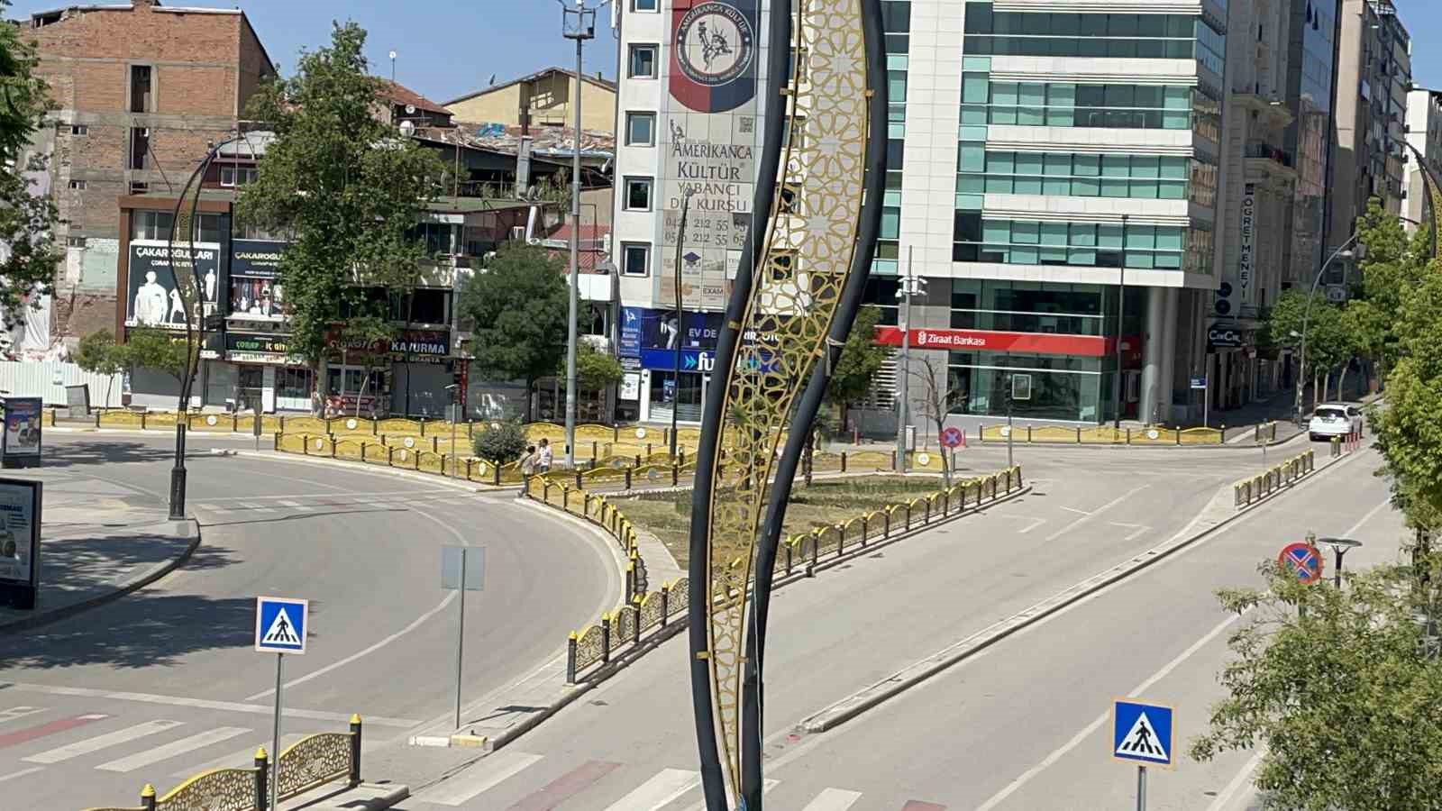 Elazığ’da cadde ve sokaklar boş kaldı
