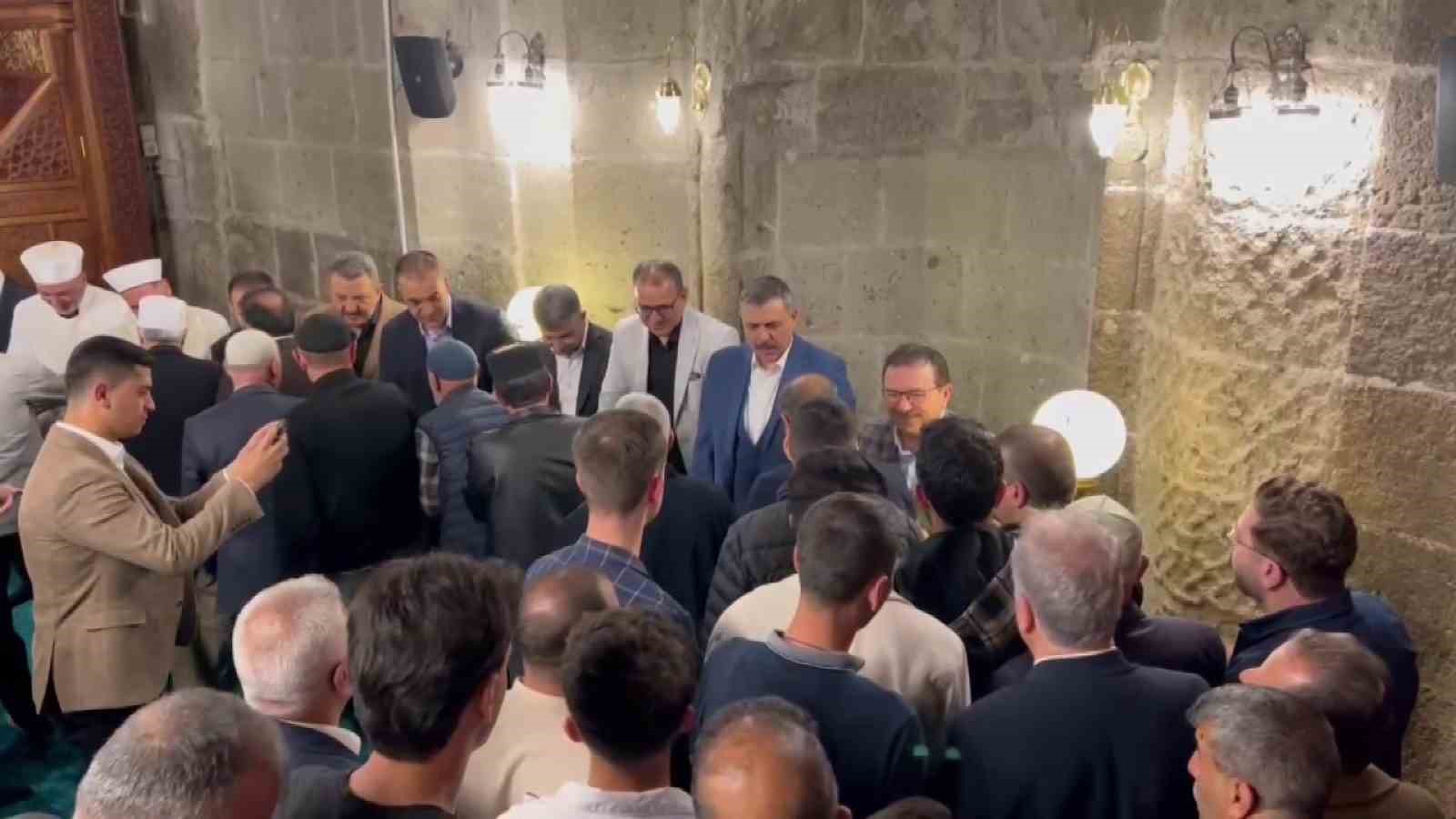 Erzurum’da protokol vatandaşlarla bayramlaştı
