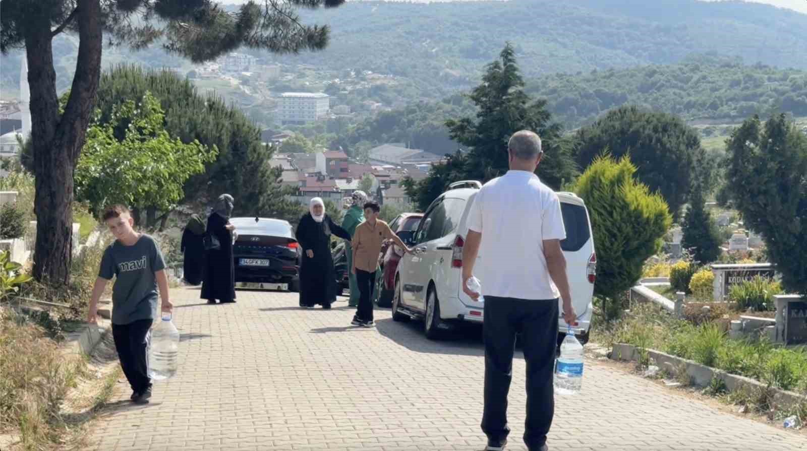 İstanbul’da bayramın ilk günü mezarlıklar ziyaretçilerle doldu
