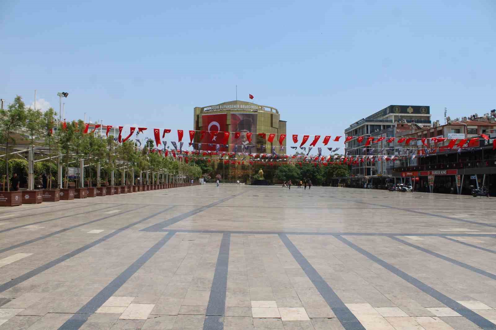 Bayramın ilk günü sıcak hava ile birlikte sokaklar boş kaldı
