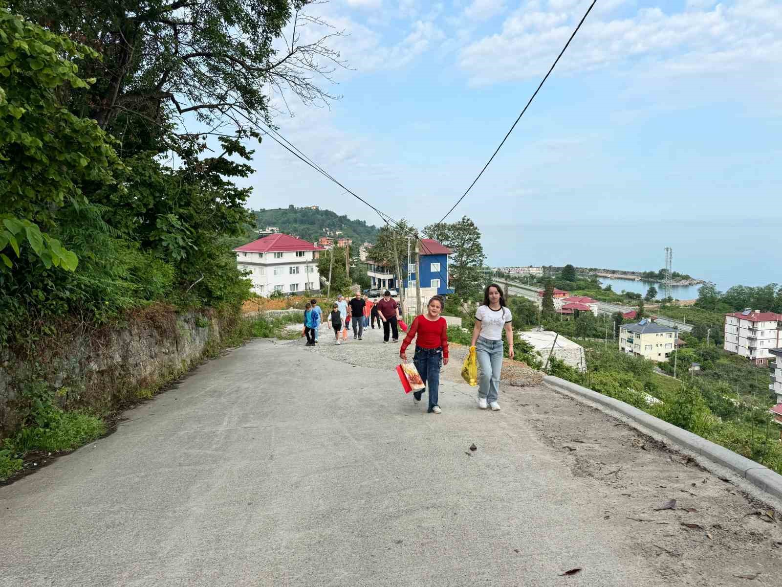 Atalarından gelen bayramlaşma geleneğinı bu yıl da sürdürdüler
