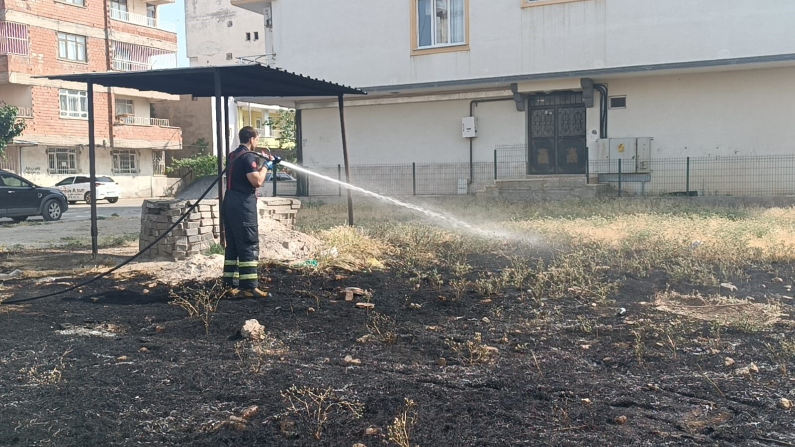 Batman’da terk edilmiş araçlar alev alev yandı, tır son anda kurtarıldı
