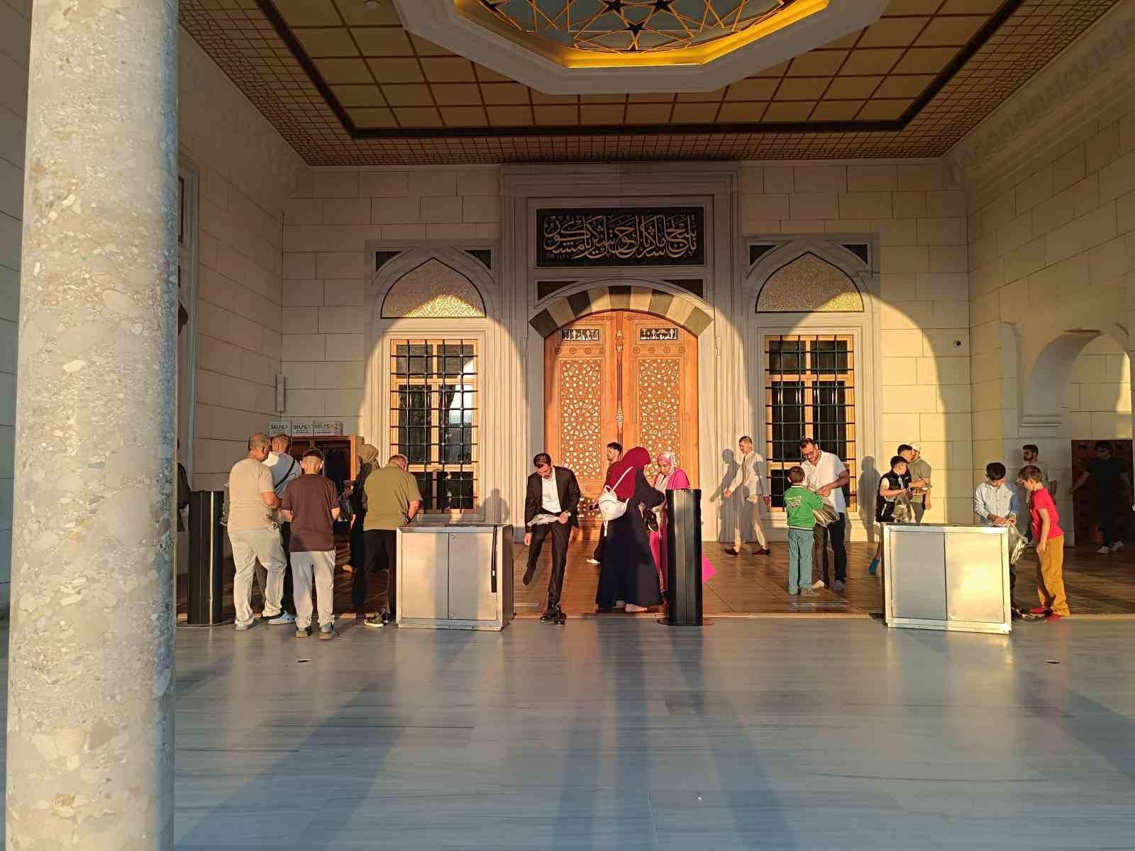 Çamlıca Camii’nde bayram namazı kılındı