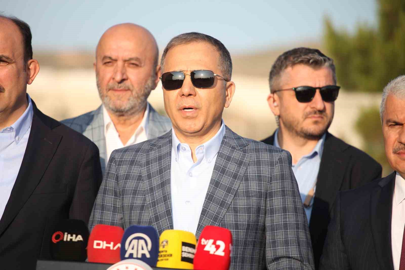 İçişleri Bakanı Yerlikaya bayram namazını Konya’da kıldı