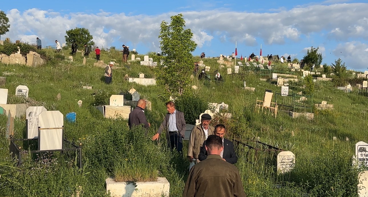Yüksekova’da vatandaşlar bayram namazı sonrası mezarlıklara akın etti