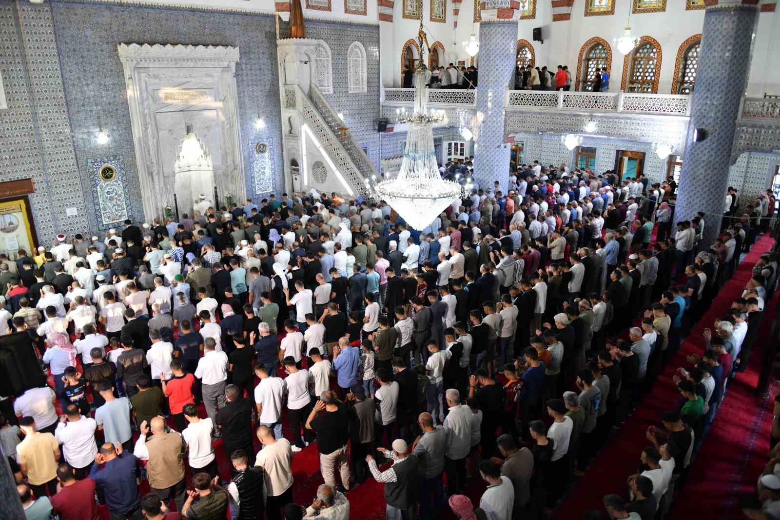 Peygamberler şehri Şanlıurfa&rsquo;da bayram namazı coşkusu
