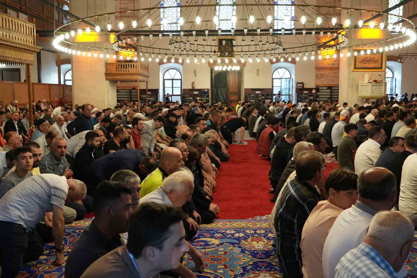 Balıkesirliler, Zağnos Paşa Cami&rsquo;nde bayramlaştı
