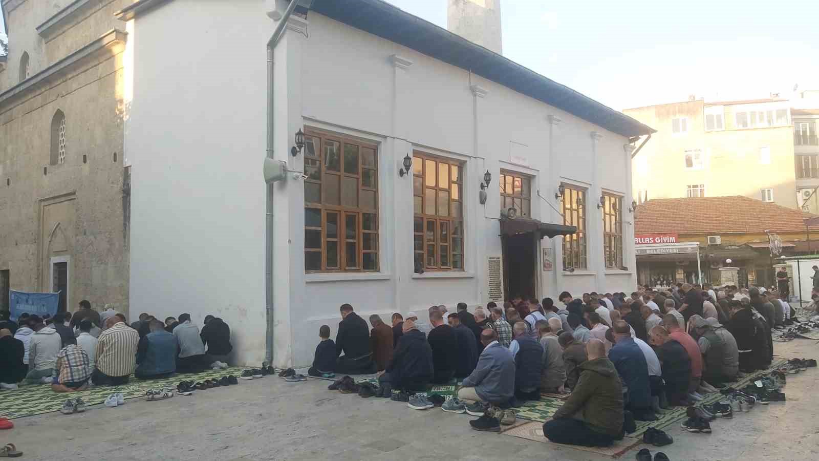 Kırklareli&rsquo;nde bayram namazı coşkuyla eda edildi
