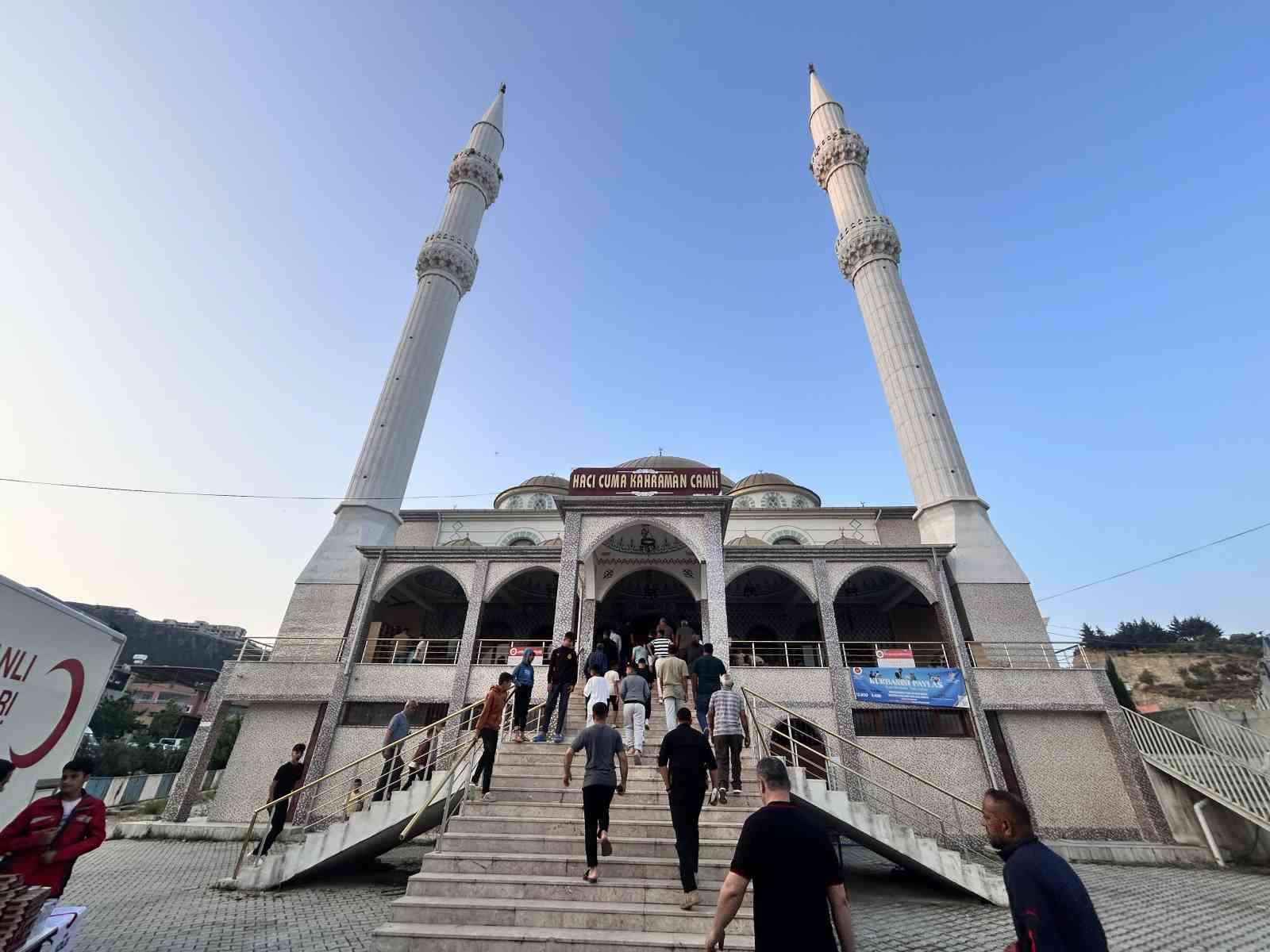 Depremin vurduğu Hatay’da vatandaşlar bayram namazı için camilere akın etti