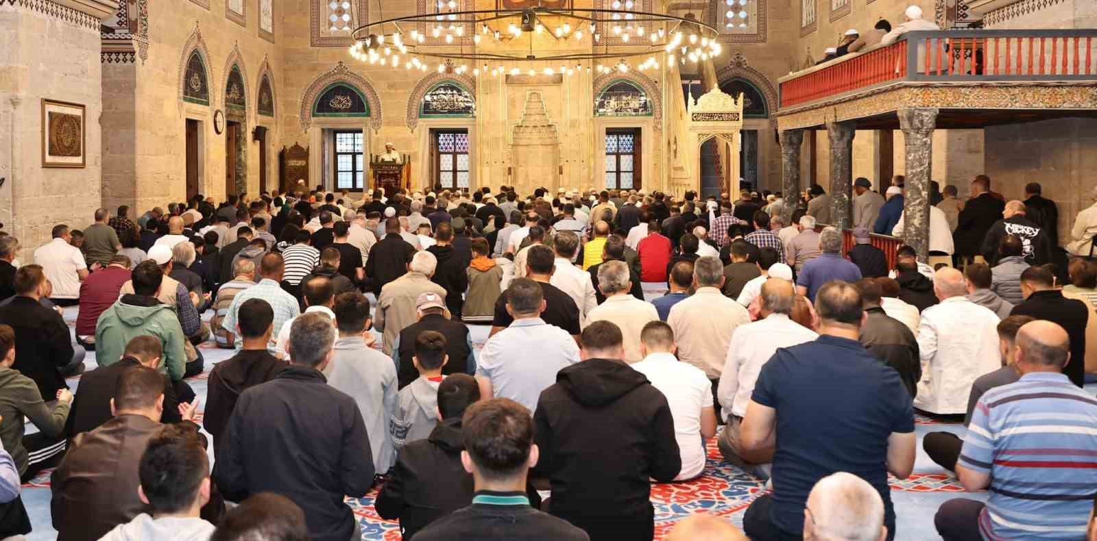 Sultan II. Bayezid Camii’nde bayram namazı kılındı