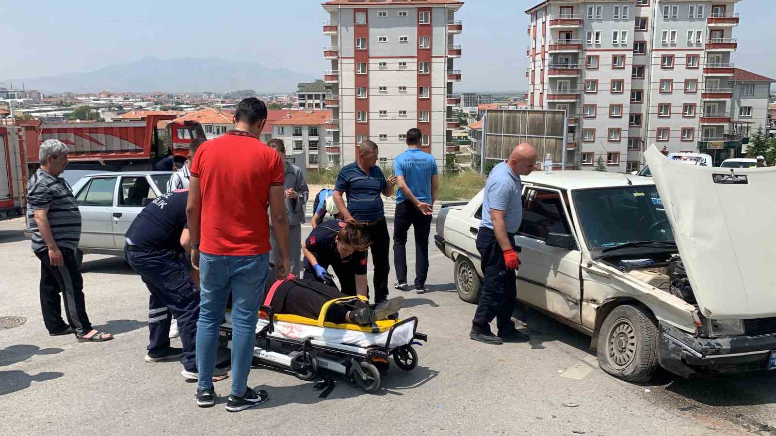 Karaman’da otomobillerin çarpıştığı kaza kamerada: 2 yaralı