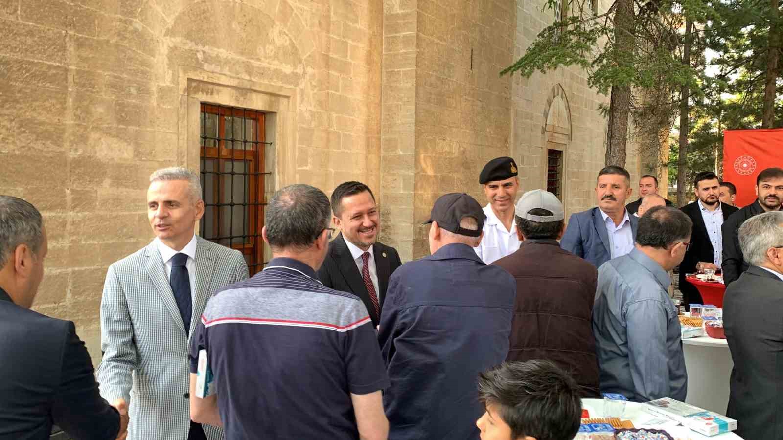 Karaman’da il protokolü vatandaşla bayramlaştı