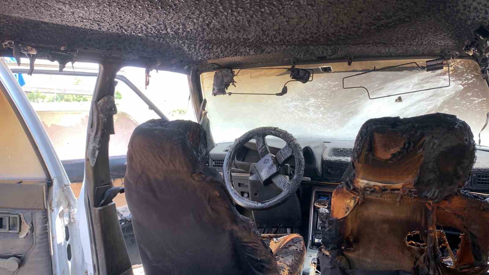 Karaman&rsquo;da park halindeki otomobil yandı
