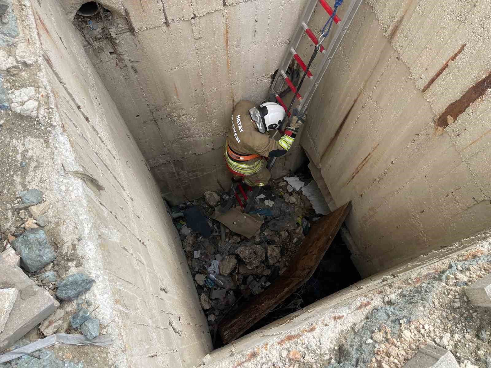 7 metrelik su kuyusuna düşen kediyi itfaiye kurtardı