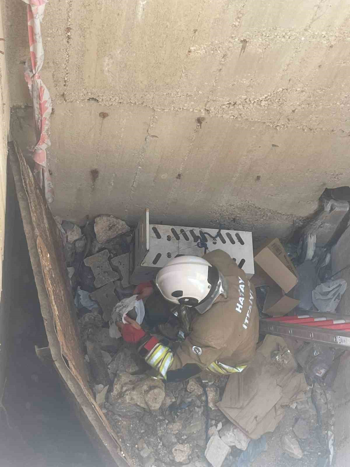 7 metrelik su kuyusuna düşen kediyi itfaiye kurtardı