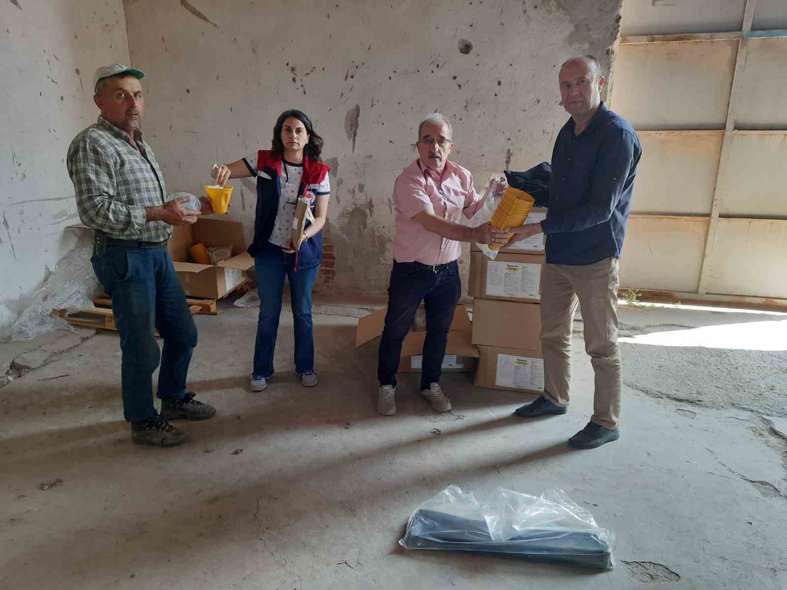 Nazillili üreticilere 2 bin tuzak dağıtıldı