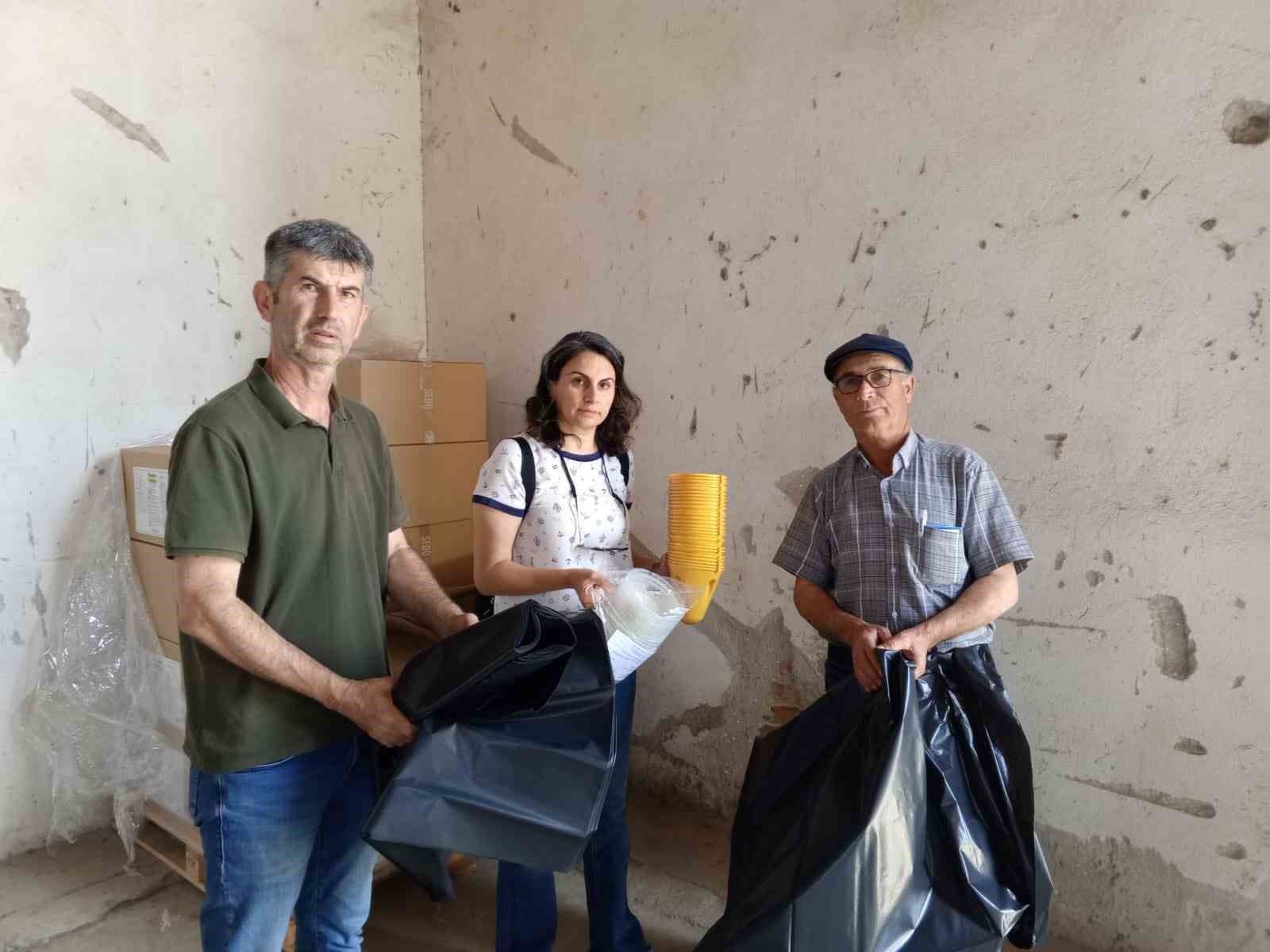 Nazillili &uuml;reticilere 2 bin tuzak dağıtıldı
