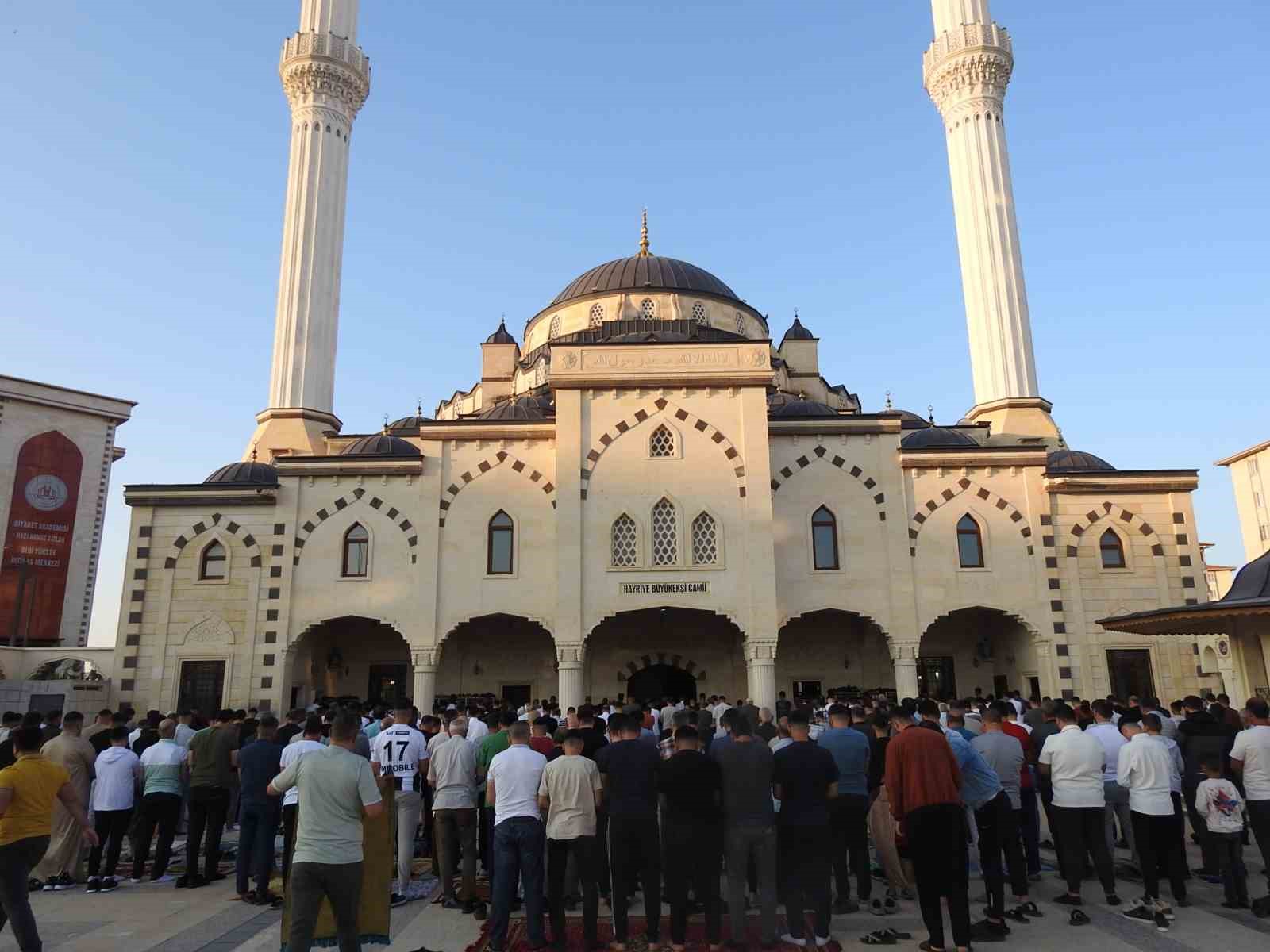 Gaziantep’te bayram namazında camiler doldu taştı