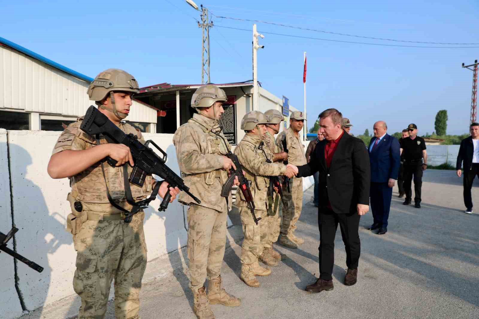 Validen görev başındaki personele bayram ziyareti