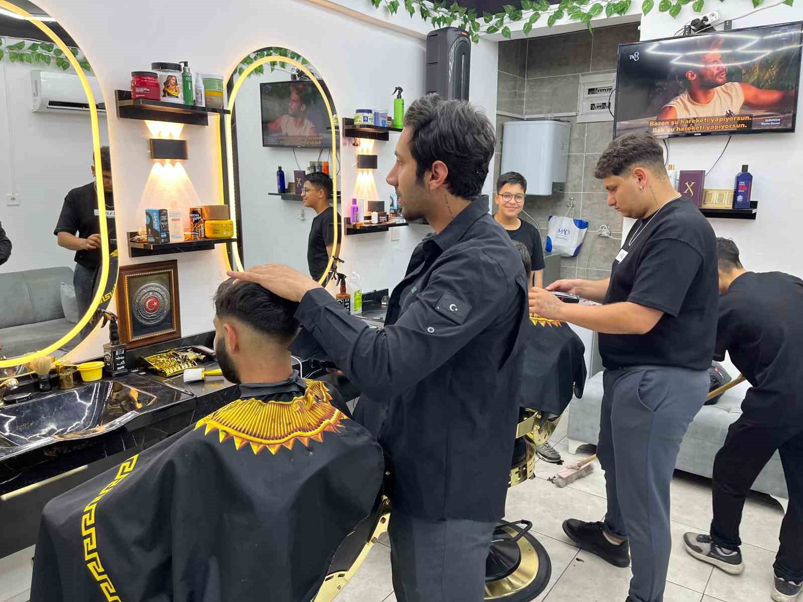 Berberlerin arife mesaisi: Dükkanda sabahladılar