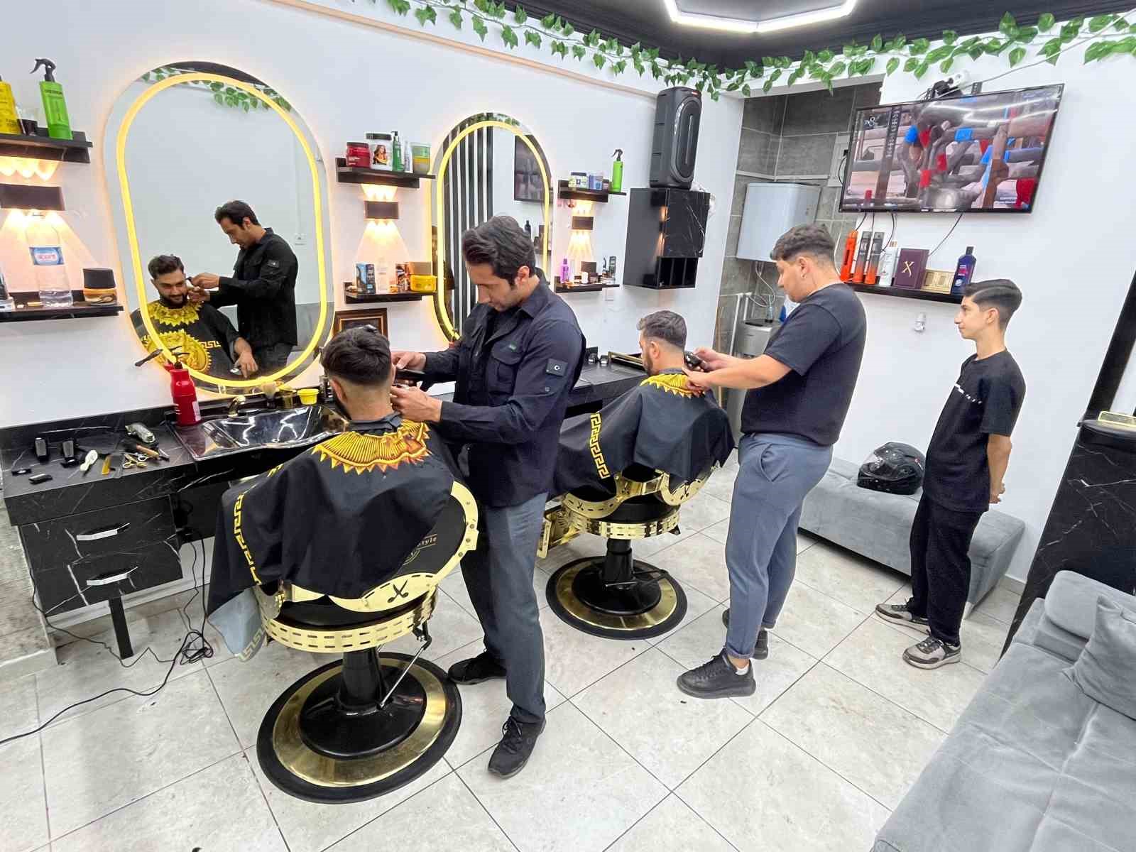 Berberlerin arife mesaisi: Dükkanda sabahladılar