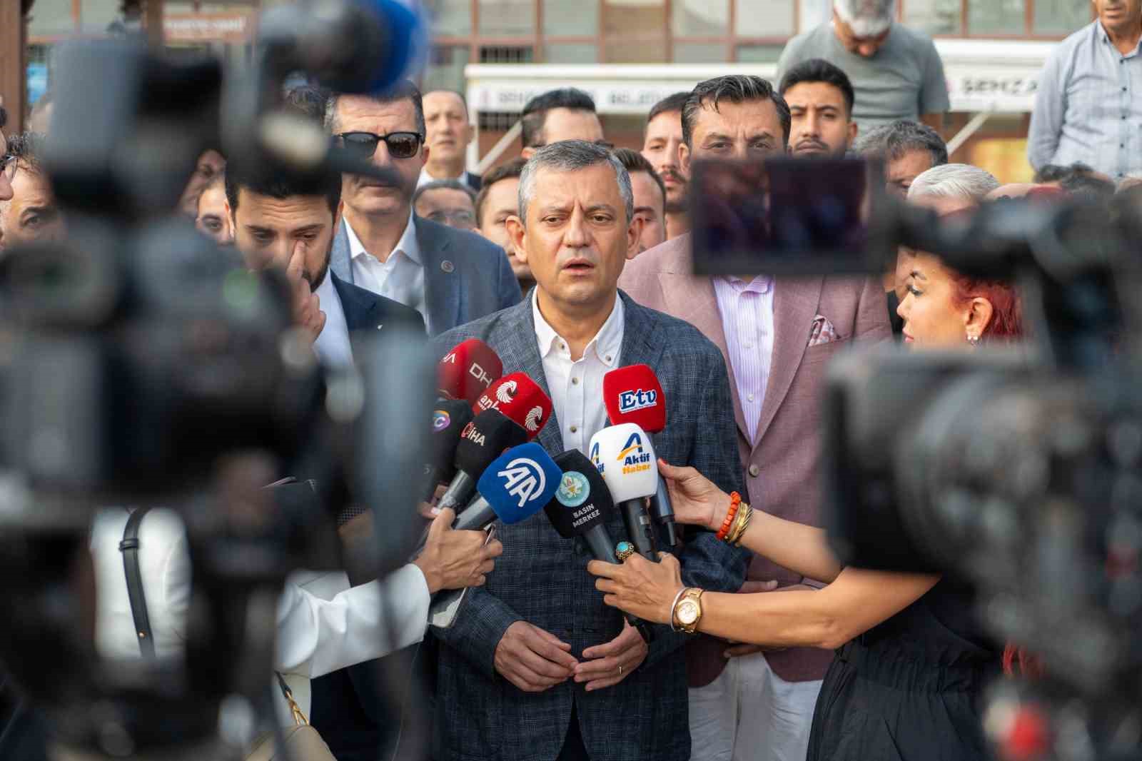 CHP Genel Başkanı Özel bayram namazını Manisa’da kıldı