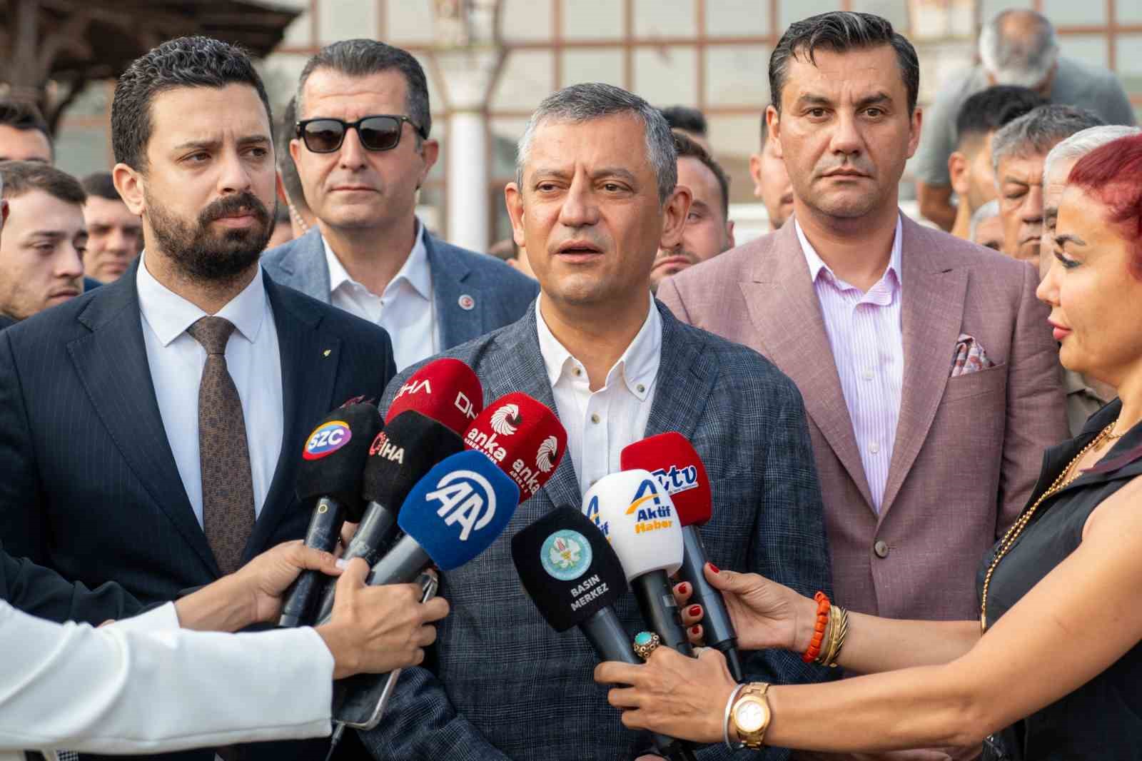 CHP Genel Başkanı &Ouml;zel bayram namazını Manisa&rsquo;da kıldı
