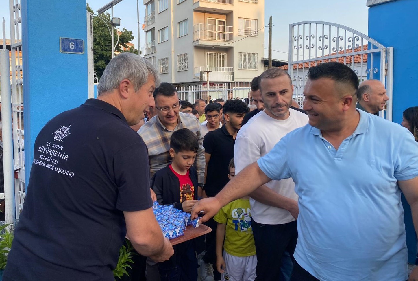 Büyükşehir Belediyesi vatandaşlarla bayramlaştı