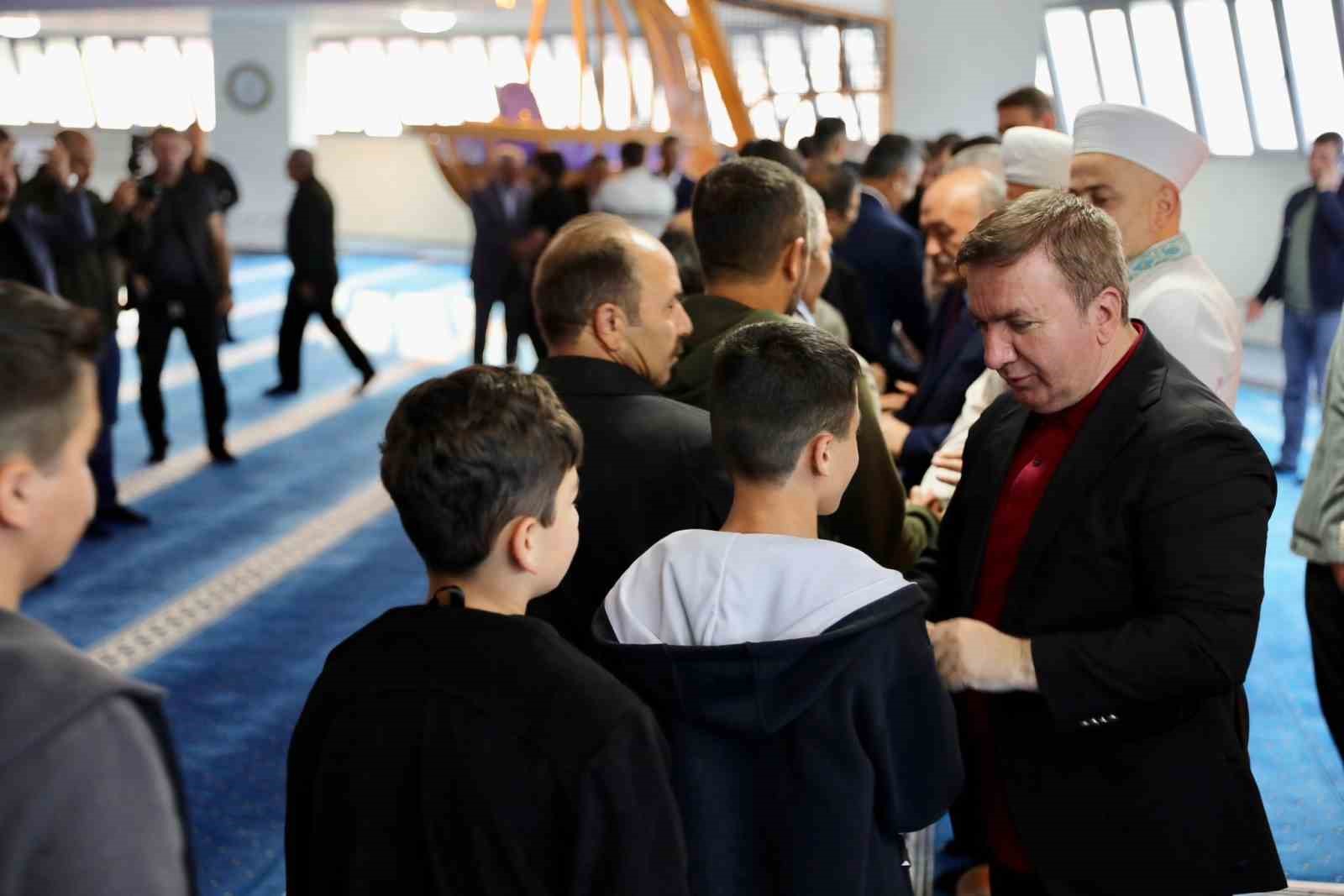 Erzincan&rsquo;da vatandaşlar bayram namazı i&ccedil;in camilere akın etti
