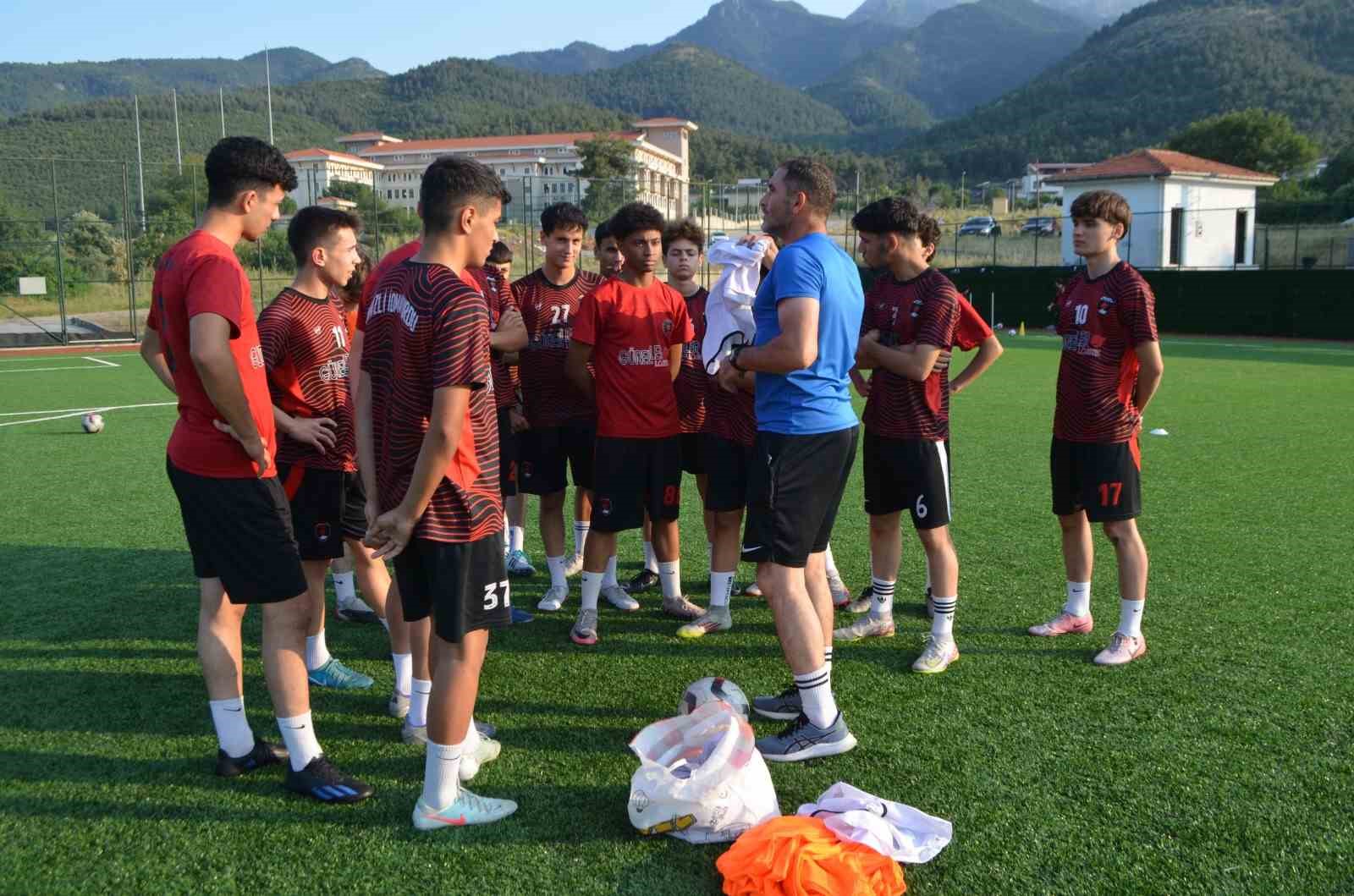 Denizli İdmanyurdu’nun gençleri de şampiyonluk istiyor